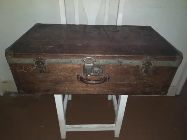 Maleta antigua de madera