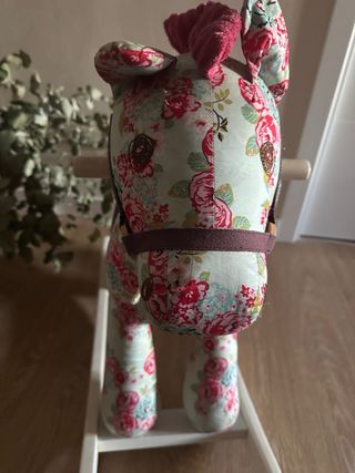 Caballo balancín infantil floral