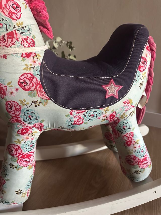 Caballo balancín infantil floral