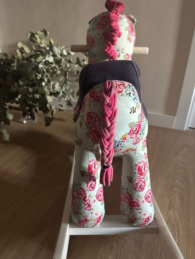 Caballo balancín infantil floral