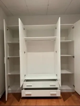 Armario blanco de madera