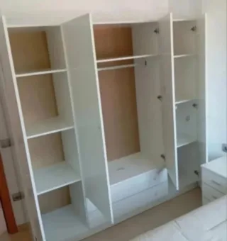 Armario blanco de madera