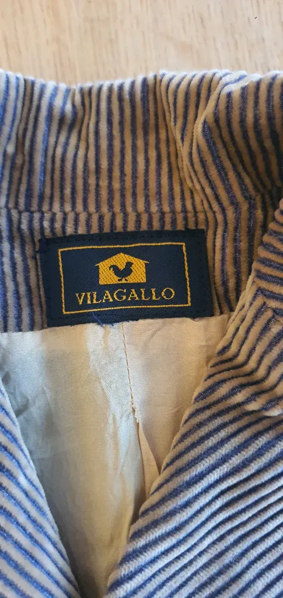 Blazer de pana marrón y azul.