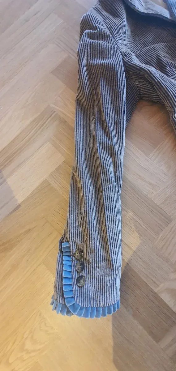 Blazer de pana marrón y azul.