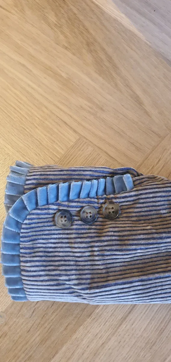 Blazer de pana marrón y azul.