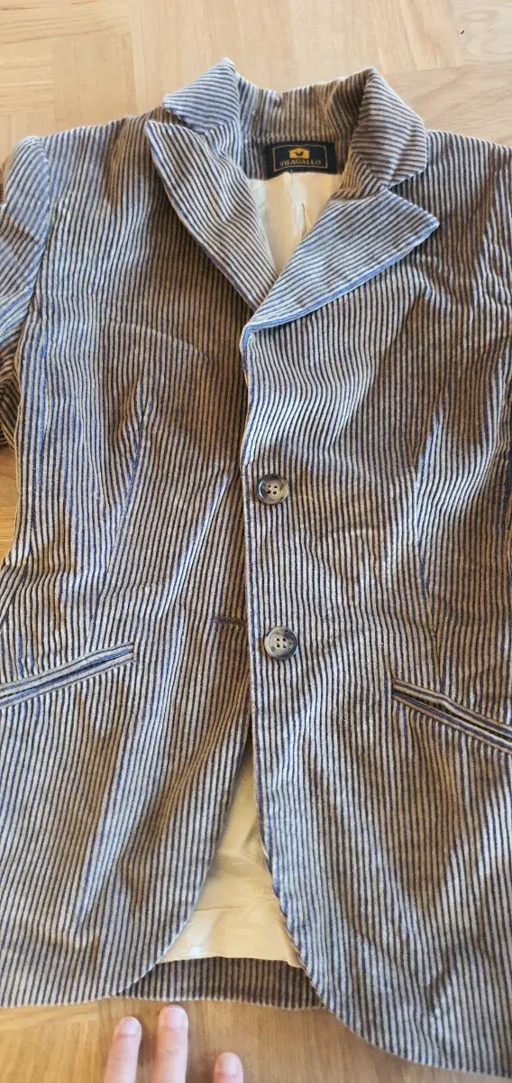 Blazer de pana marrón y azul.