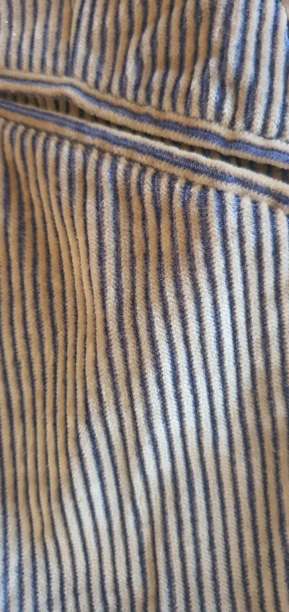 Blazer de pana marrón y azul.