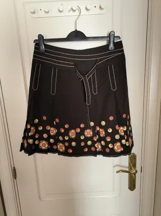 Falda marrón con estampado floral