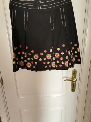 Falda marrón con estampado floral