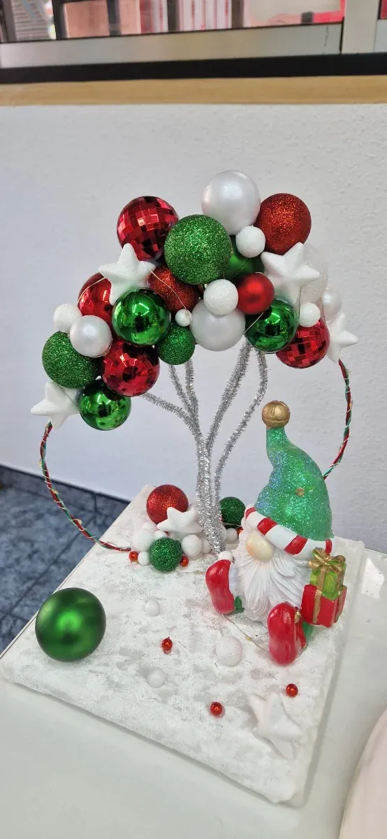 Marco navideño personificado