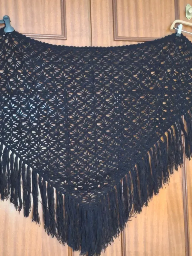 Manton crochet traje regional negro