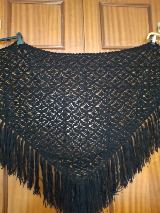 Manton crochet traje regional negro