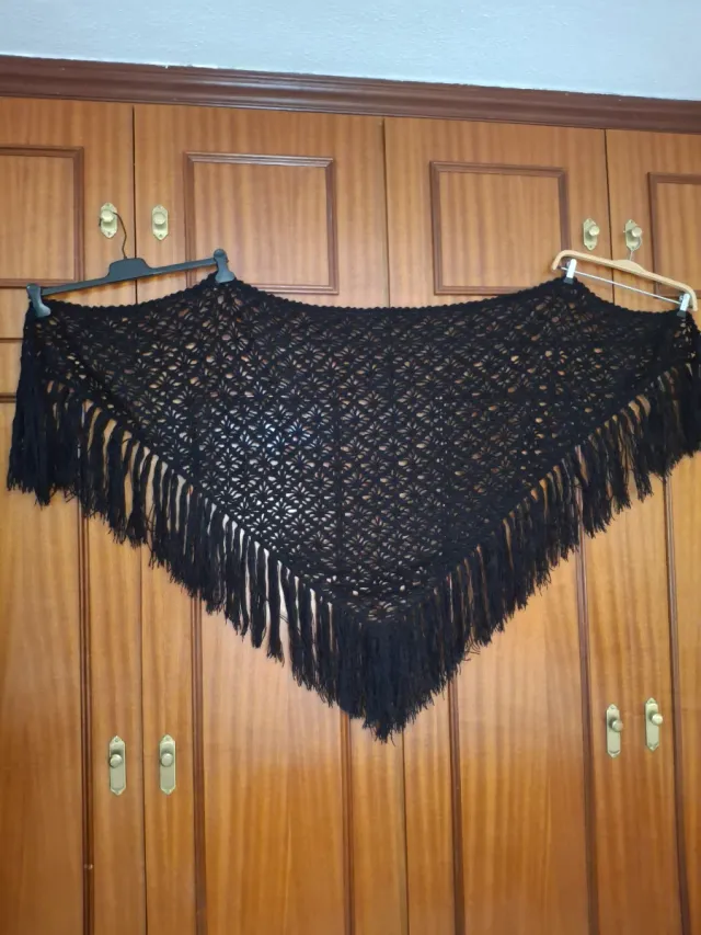 Manton crochet traje regional negro