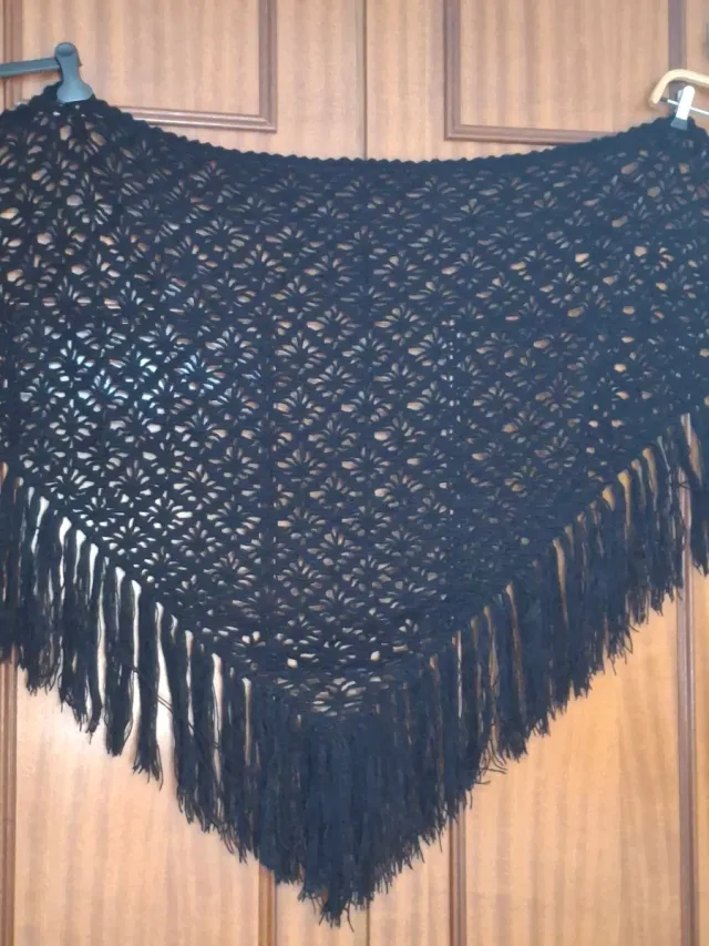 Manton crochet traje regional negro