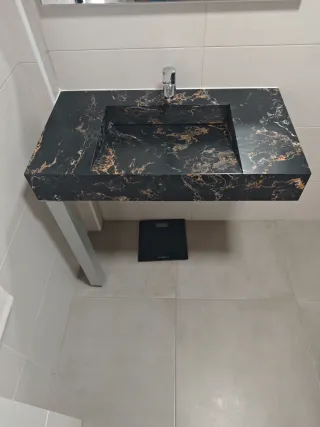 Lavabo de mármol negro y dorado