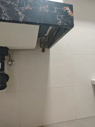 Lavabo de mármol negro y dorado