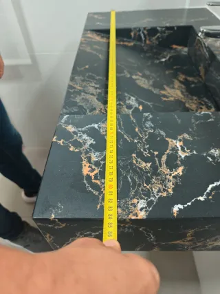 Lavabo de mármol negro y dorado