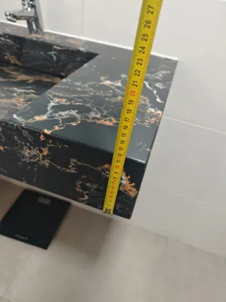 Lavabo de mármol negro y dorado
