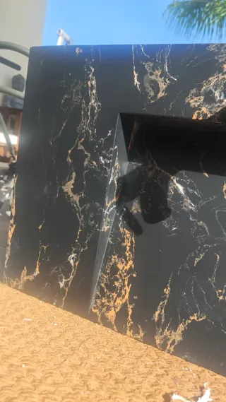 Lavabo de mármol negro y dorado
