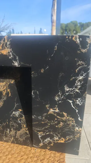 Lavabo de mármol negro y dorado