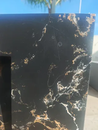 Lavabo de mármol negro y dorado