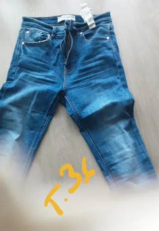 Pantalón vaquero Stradivarius Talla 36