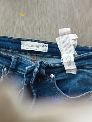 Pantalón vaquero Stradivarius Talla 36