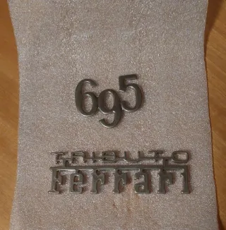 Emblemas 695 Tributo Ferrari