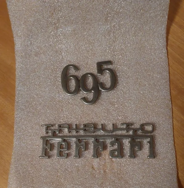 Emblemas 695 Tributo Ferrari