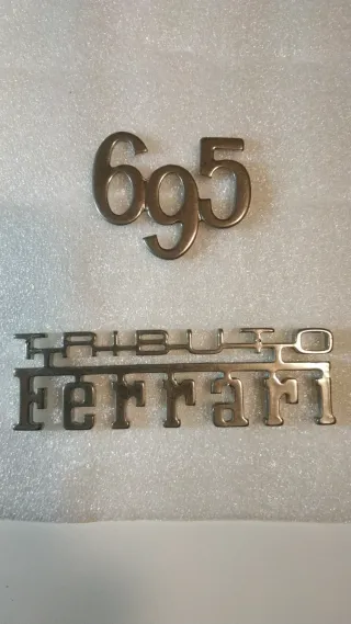 Emblemas 695 Tributo Ferrari