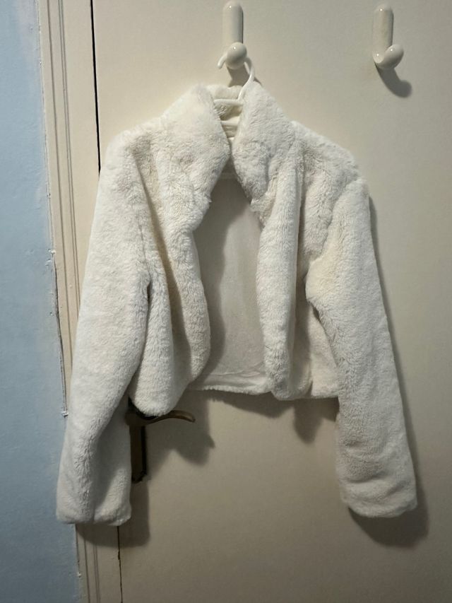 Abrigo corto blanco peludo