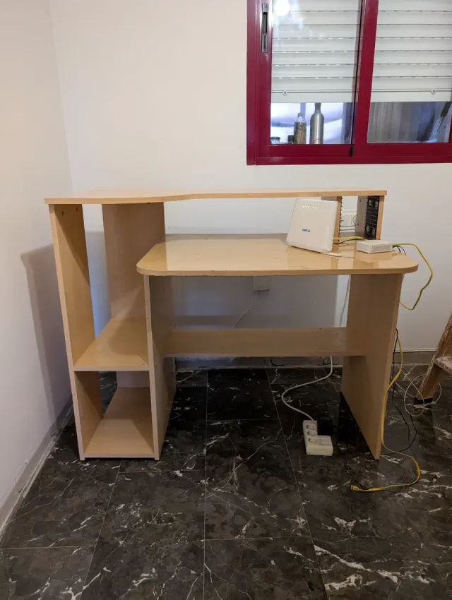 Mesa de escritorio de madera clara