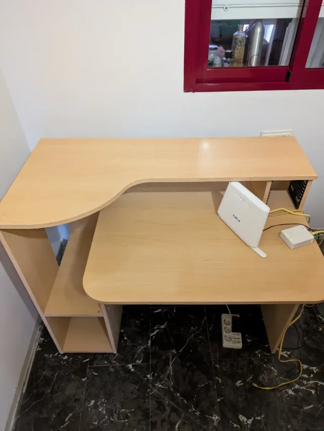 Mesa de escritorio de madera clara