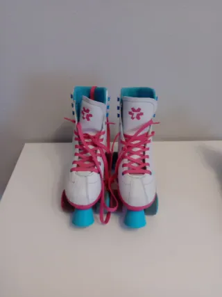 Patines de 4 ruedas blancos y rosas