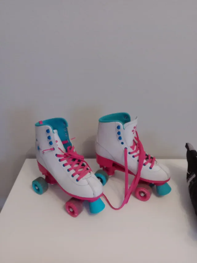 Patines de 4 ruedas blancos y rosas