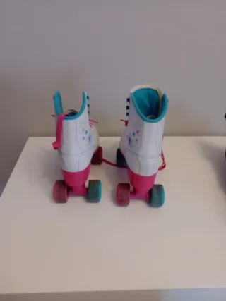 Patines de 4 ruedas blancos y rosas