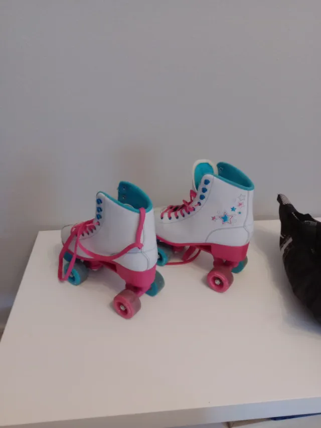 Patines de 4 ruedas blancos y rosas