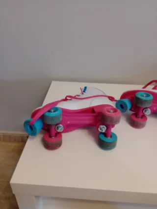 Patines de 4 ruedas blancos y rosas