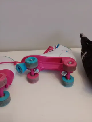 Patines de 4 ruedas blancos y rosas