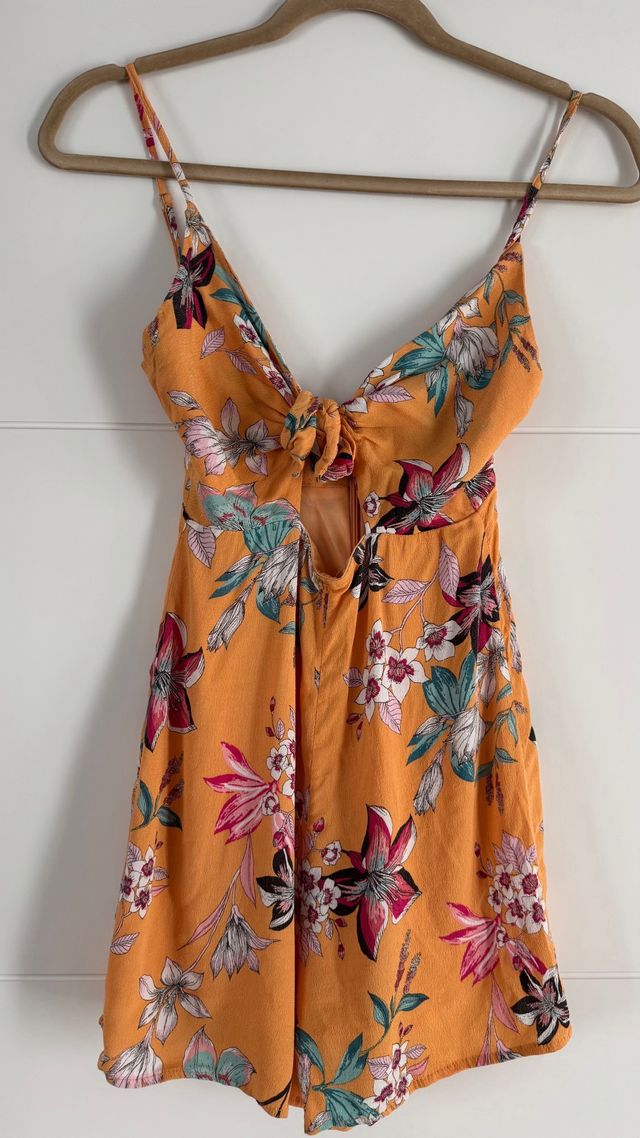 Macacão curto floral laranja tamanho XS