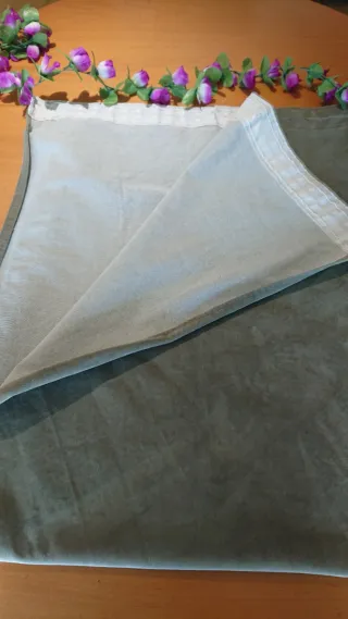 Cortina de terciopelo gris translúcida