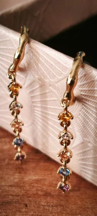 Aros dorados PDPAOLA con piedras multicolor