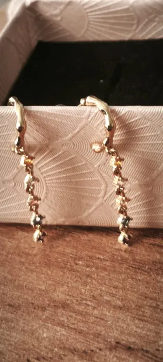 Aros dorados PDPAOLA con piedras multicolor