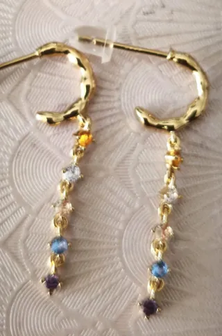 Aros dorados PDPAOLA con piedras multicolor