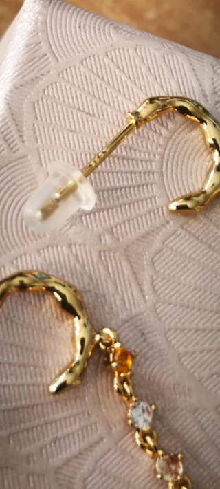 Aros dorados PDPAOLA con piedras multicolor