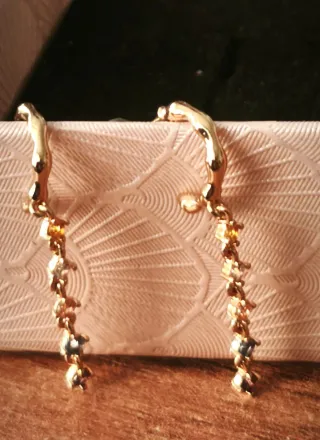 Aros dorados PDPAOLA con piedras multicolor