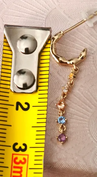 Aros dorados PDPAOLA con piedras multicolor