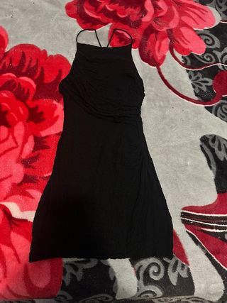 Vestido negro corto con tirantes