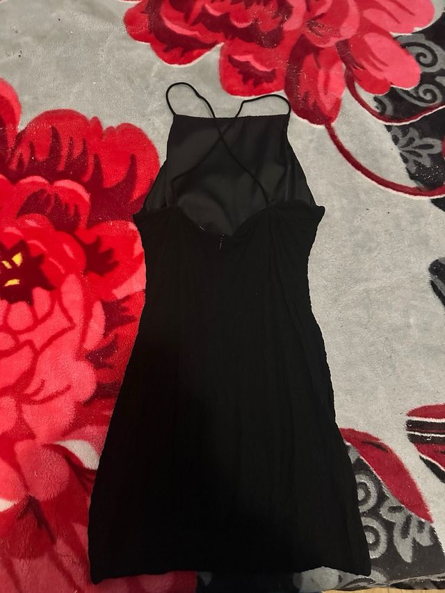 Vestido negro corto con tirantes