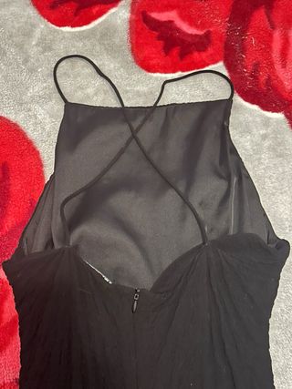 Vestido negro corto con tirantes